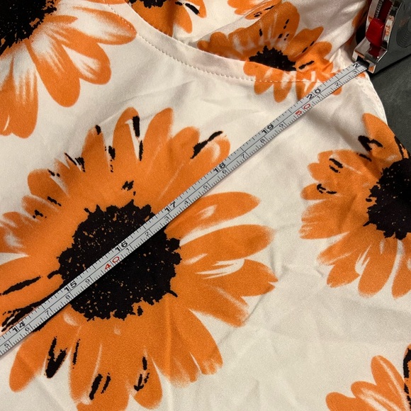 NWOT Men’s Button Down shirt, size medium, sunflowers, lightweight, butt… - Picture 4 of 5